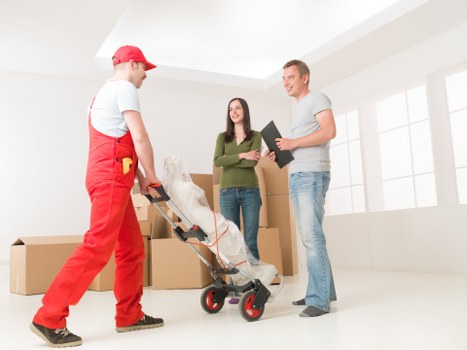 Professional moving support in a West Kensington street